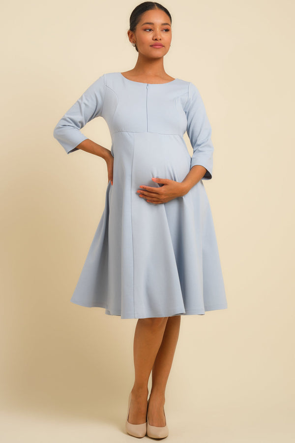 Ausgestelltes Umstands- und Stillkleid – Hellblau