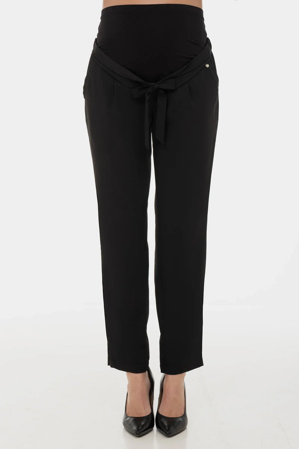 Umstandshose aus schwarzem Crêpe-Georgette mit Falten