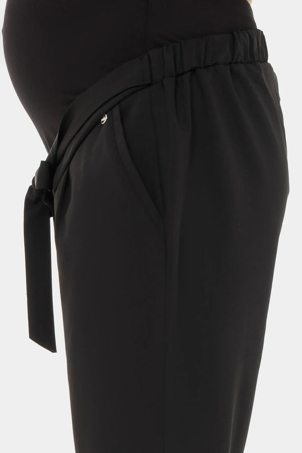 Umstandshose aus schwarzem Crêpe-Georgette mit Falten