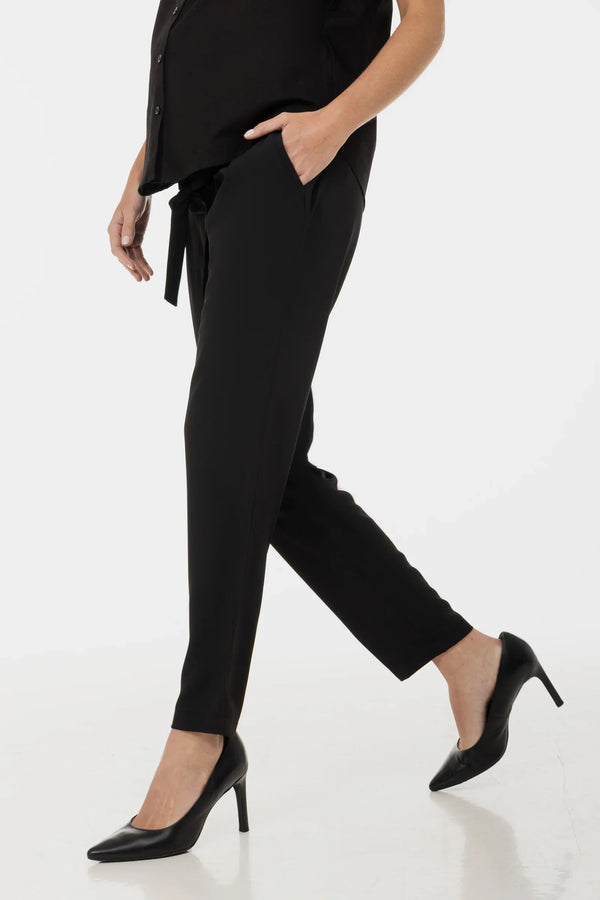 Umstandshose aus schwarzem Crêpe-Georgette mit Falten