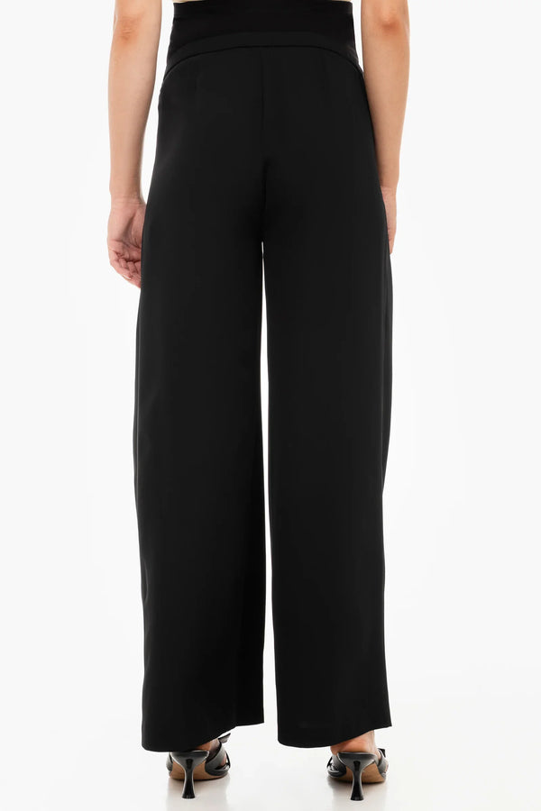 Elegante Umstandshose aus Crêpe Georgette mit feinen Falten – Schwarz