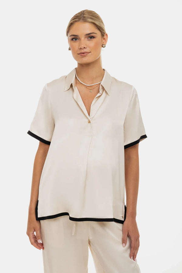 Umstands- und Stillbluse aus Satin mit Kontrastpaspeln