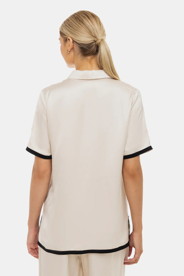 Umstands- und Stillbluse aus Satin mit Kontrastpaspeln