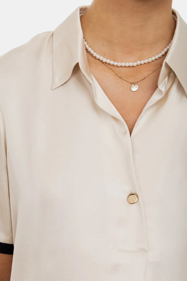 Umstands- und Stillbluse aus Satin mit Kontrastpaspeln