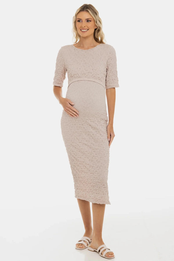 Langes figurbetontes Umstands- und Stillkleid mit Crinkle-Effekt – Sand