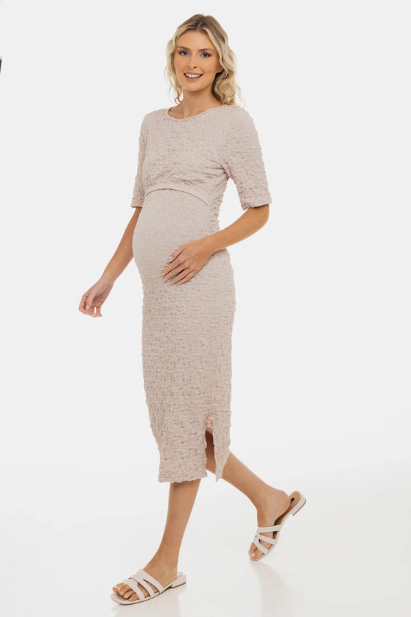Langes figurbetontes Umstands- und Stillkleid mit Crinkle-Effekt – Sand