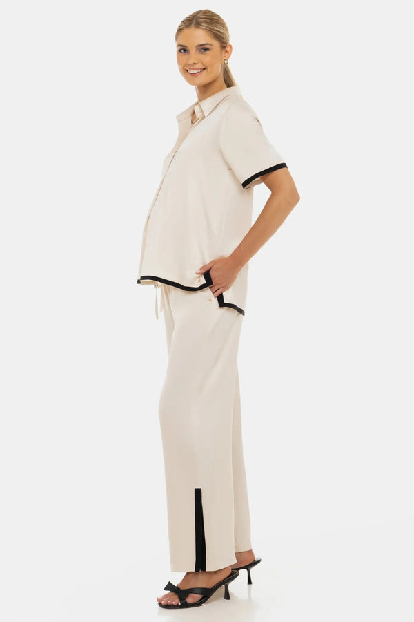 Umstands- und Stillbluse aus Satin mit Kontrastpaspeln