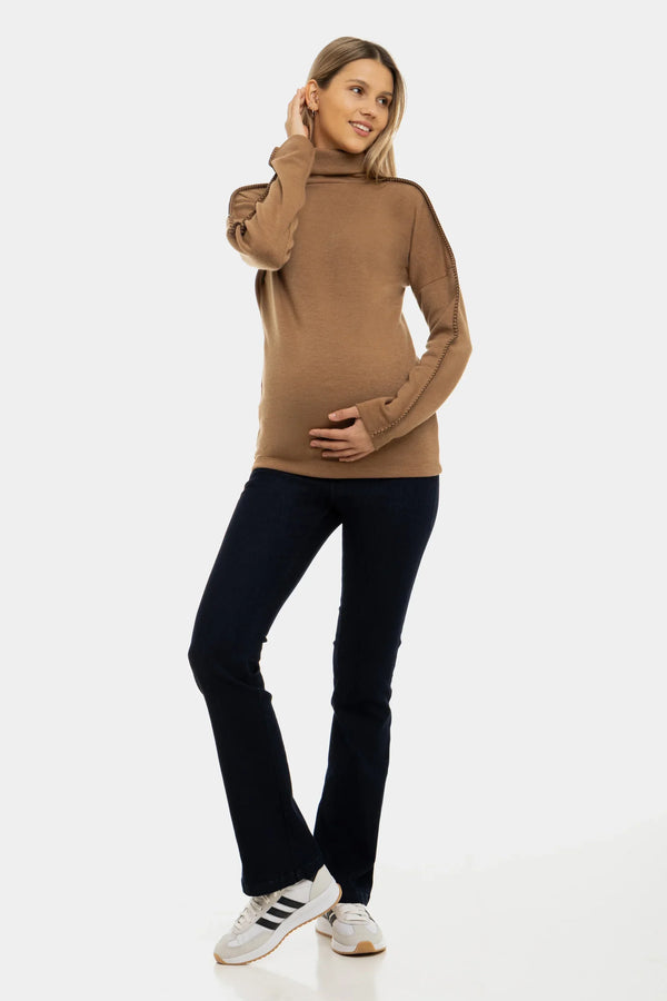 Umstands-Rollkragenpullover mit dekorativen Nähten – Camel