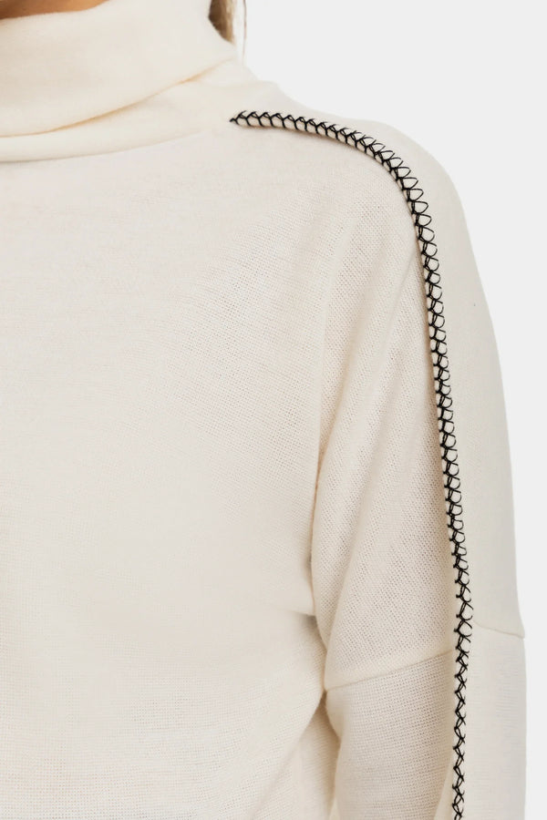 Umstands-Rollkragenpullover mit dekorativen Nähten – Ecru