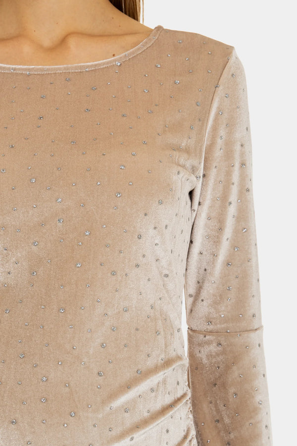 Glänzendes Umstandskleid aus Samt mit Raffung – Sandbeige