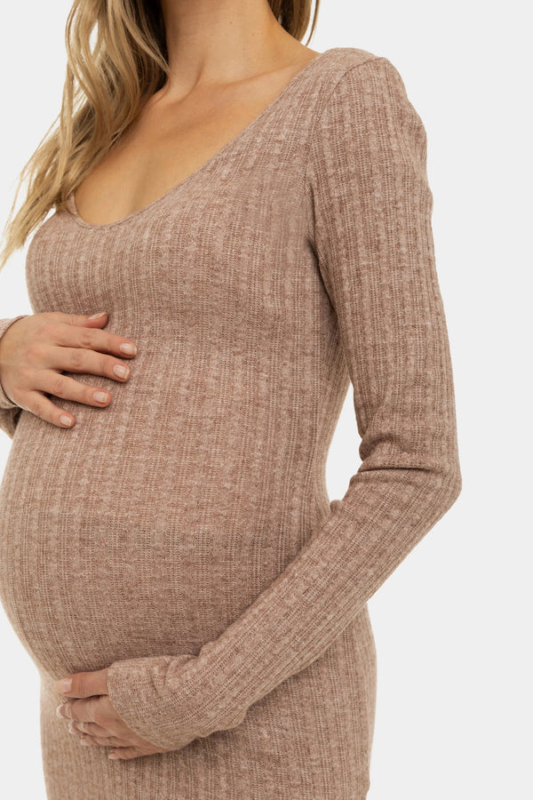 Gestricktes figurbetontes Umstandskleid – Sandbraun