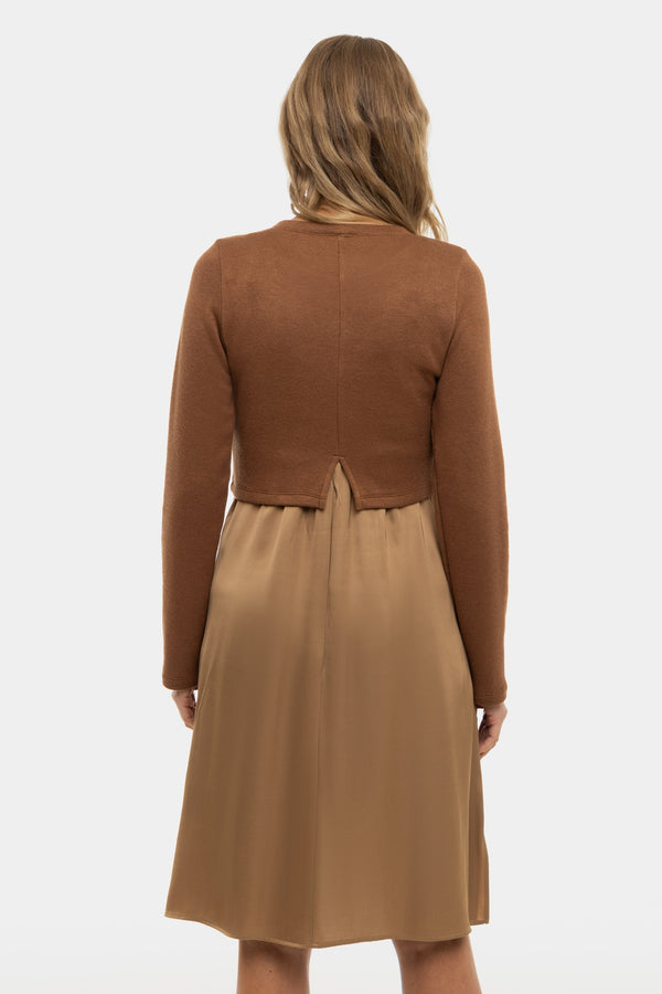 Satiniertes Umstands- und Stillkleid mit Pullover – Karamell
