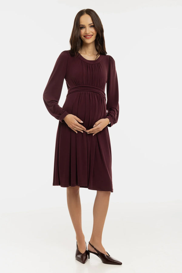 Elegantes Umstandskleid mit feinen Fältchen – Bordeauxrot