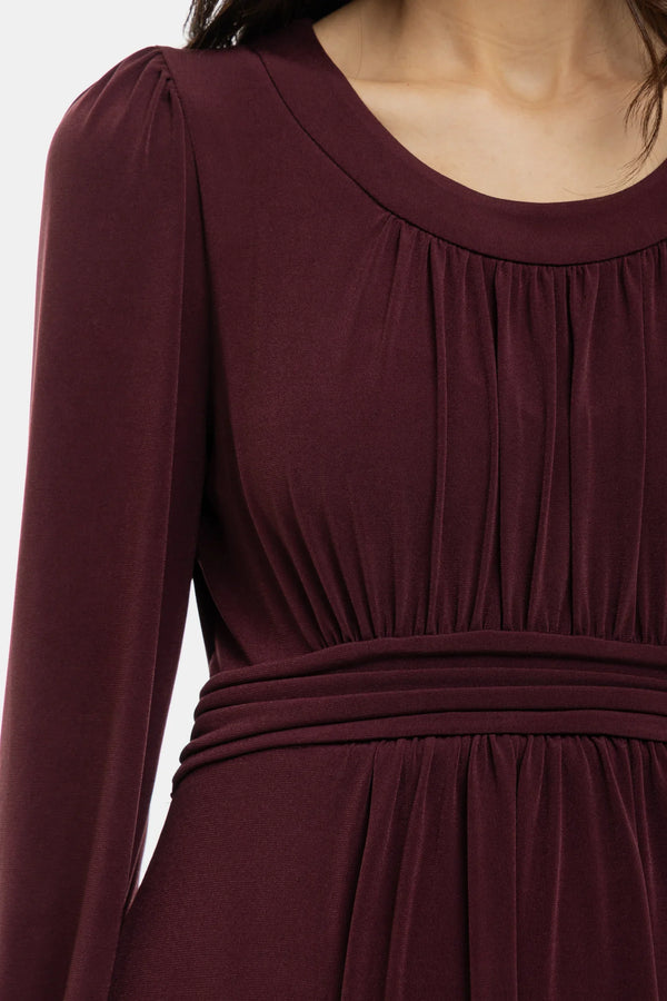 Elegantes Umstandskleid mit feinen Fältchen – Bordeauxrot