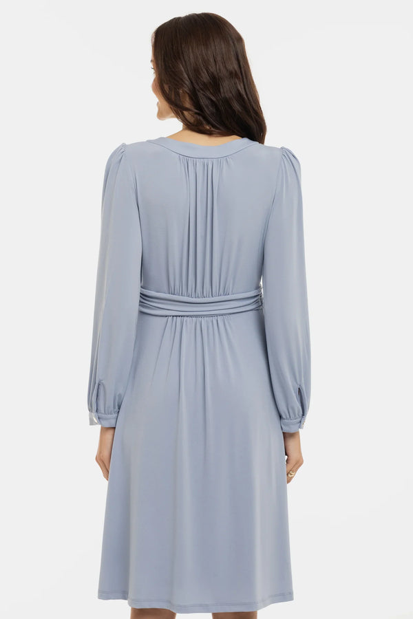 Elegantes Umstandskleid mit feinen Fältchen – Puderblau