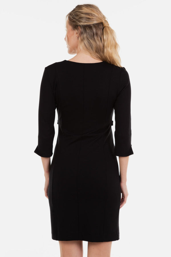 Umstandskleid mit goldenen Knöpfen