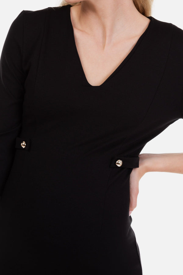 Umstandskleid mit goldenen Knöpfen