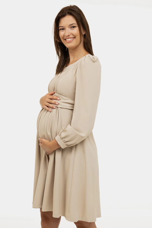 Elegantes Umstandskleid mit feinen Fältchen – Sandbeige