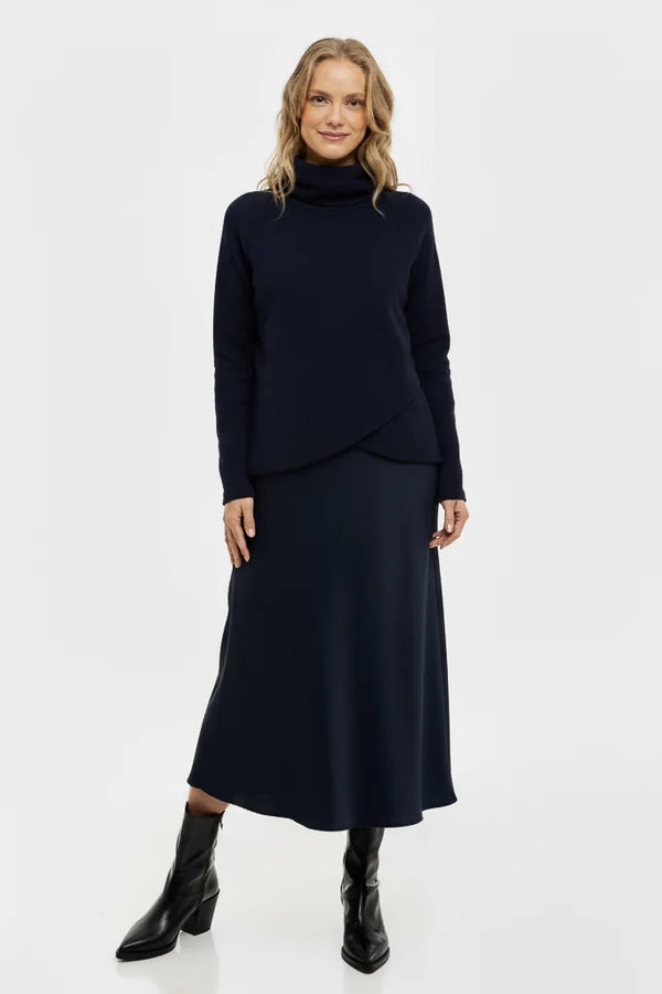 Dunkelblauer gestrickter Umstands- und Stillpullover