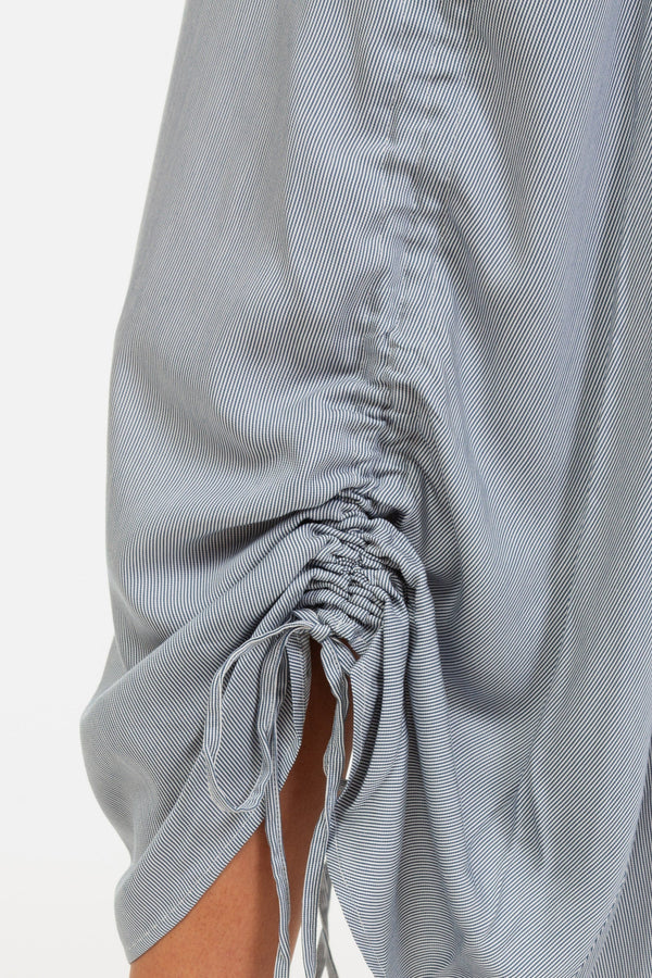 Gestreiftes Maxi-Umstandskleid mit Kordeldetails