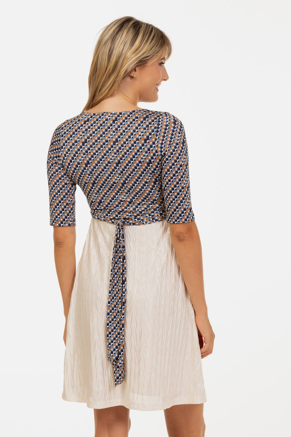 Glänzendes Umstands- und Stillkleid mit Plissees