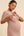 Langes tailliertes Umstands- & Stillkleid – Puder