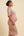 Langes tailliertes Umstands- & Stillkleid – Puder