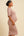 Langes tailliertes Umstands- & Stillkleid – Puder