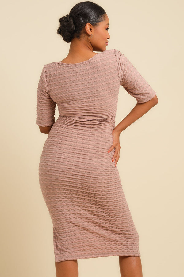 Langes tailliertes Umstands- & Stillkleid – Puder