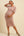 Langes tailliertes Umstands- & Stillkleid – Puder