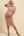Langes tailliertes Umstands- & Stillkleid – Puder