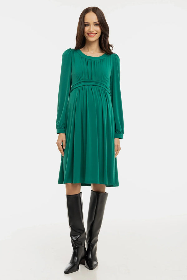 Elegantes Umstandskleid mit feinen Fältchen – Smaragdgrün