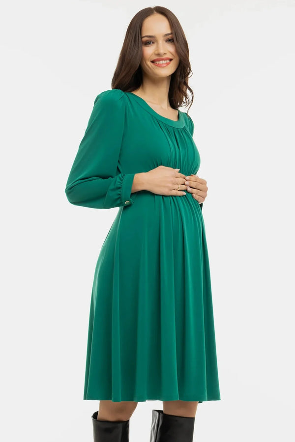 Elegantes Umstandskleid mit feinen Fältchen – Smaragdgrün