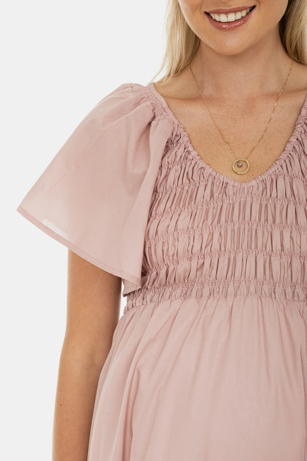 Sommerliches Umstandskleid aus Baumwolle mit Smokdetails – Puderrosa