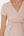 Umstands- und Stillkleid mit dekorativem Taillenband – Puderrosa