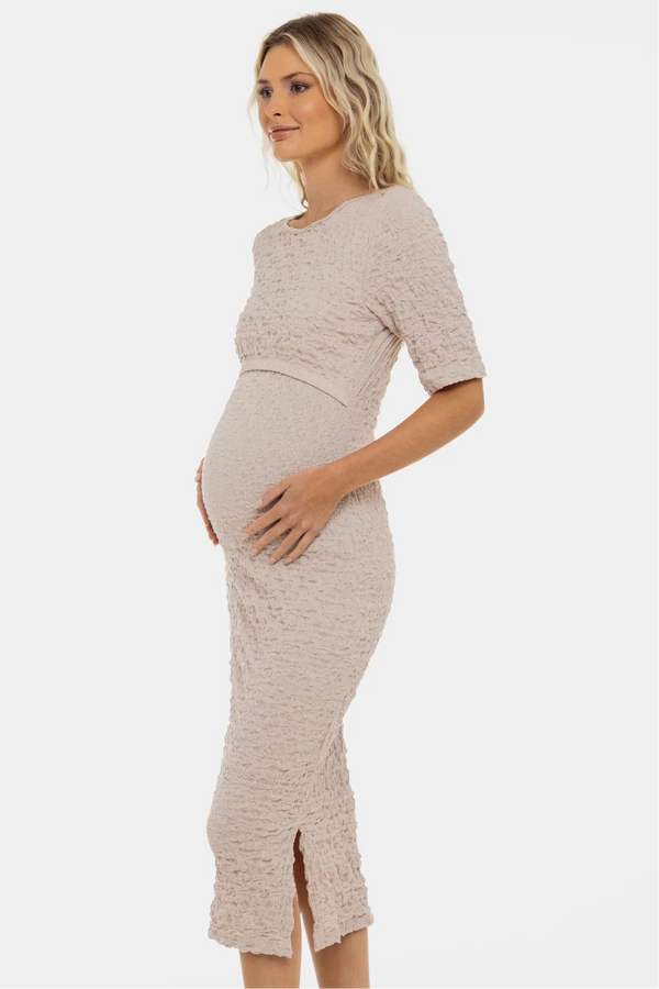 Langes figurbetontes Umstands- und Stillkleid mit Crinkle-Effekt – Sand