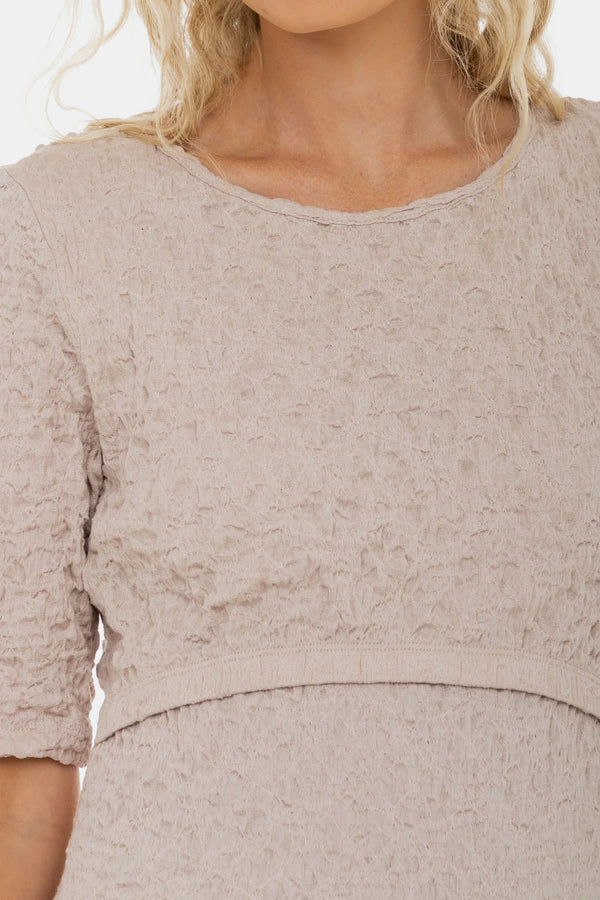 Langes figurbetontes Umstands- und Stillkleid mit Crinkle-Effekt – Sand