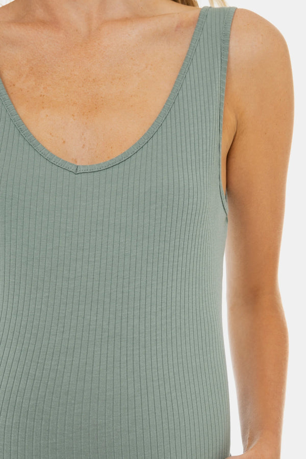 Langes Umstandskleid aus Rippjersey mit Schlitz – Salbeigrün