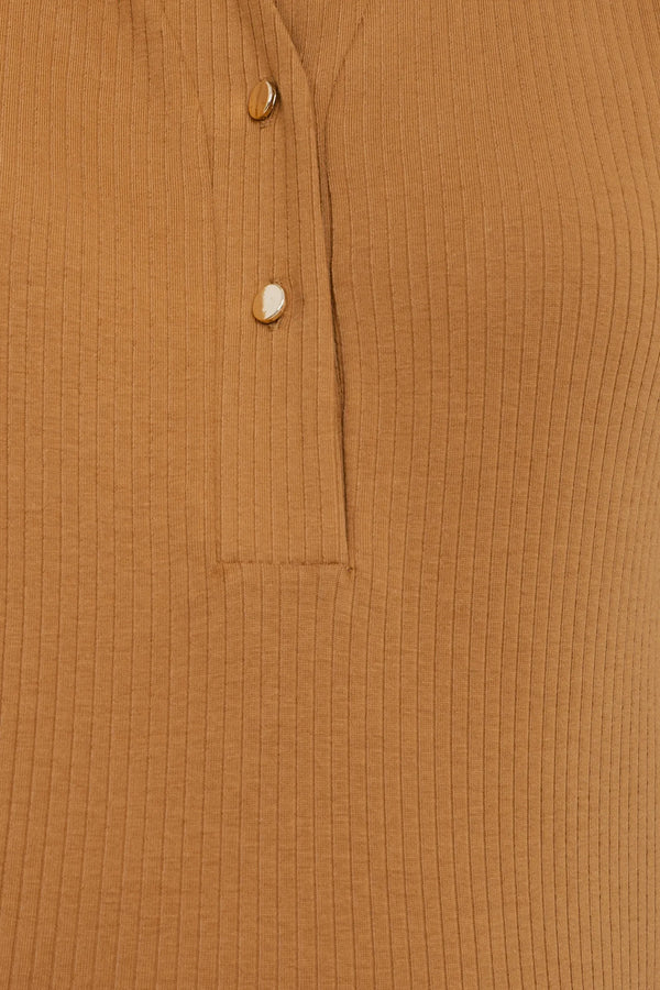 Umstands- und Stillkleid aus Rippjersey mit Knöpfen – Karamell