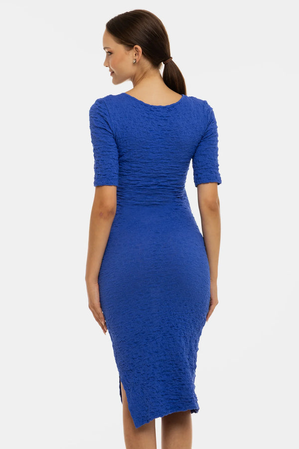 Tailliertes Umstands- und Stillkleid mit Crinkle-Effekt – Königsblau