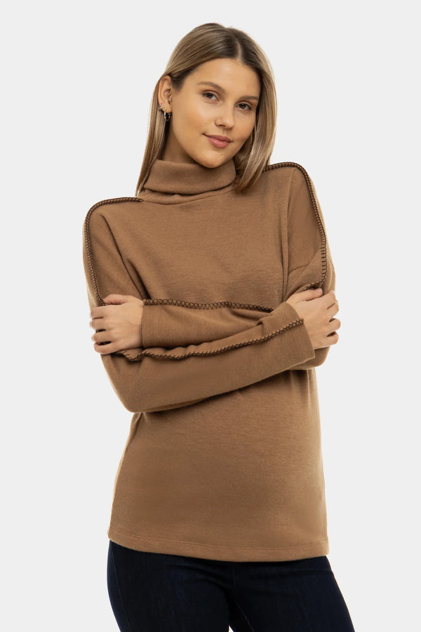 Umstands-Rollkragenpullover mit dekorativen Nähten – Camel
