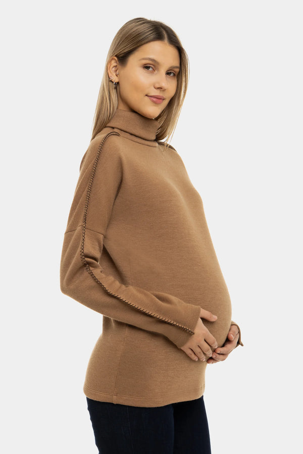 Umstands-Rollkragenpullover mit dekorativen Nähten – Camel