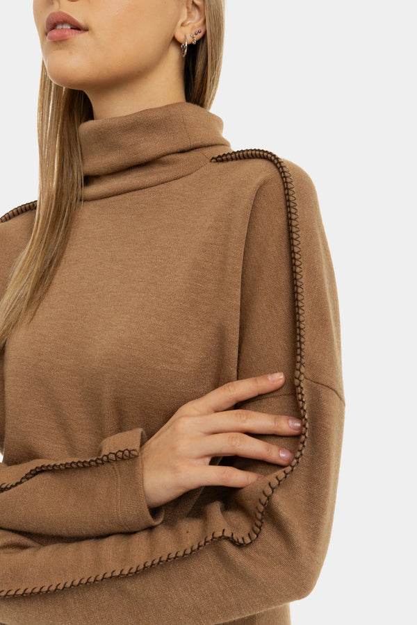 Umstands-Rollkragenpullover mit dekorativen Nähten – Camel