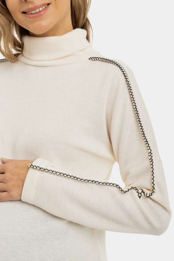 Umstands-Rollkragenpullover mit dekorativen Nähten – Ecru