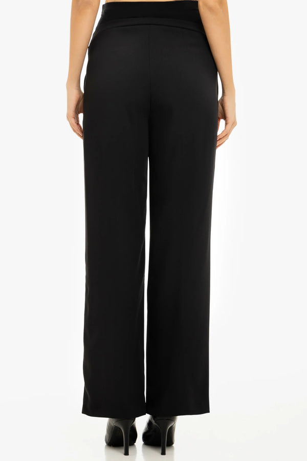 Weite Umstandshose aus Crêpe mit Falten – Schwarz