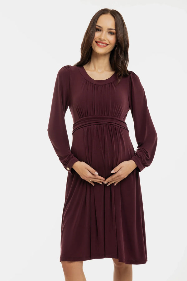 Elegantes Umstandskleid mit feinen Fältchen – Bordeauxrot