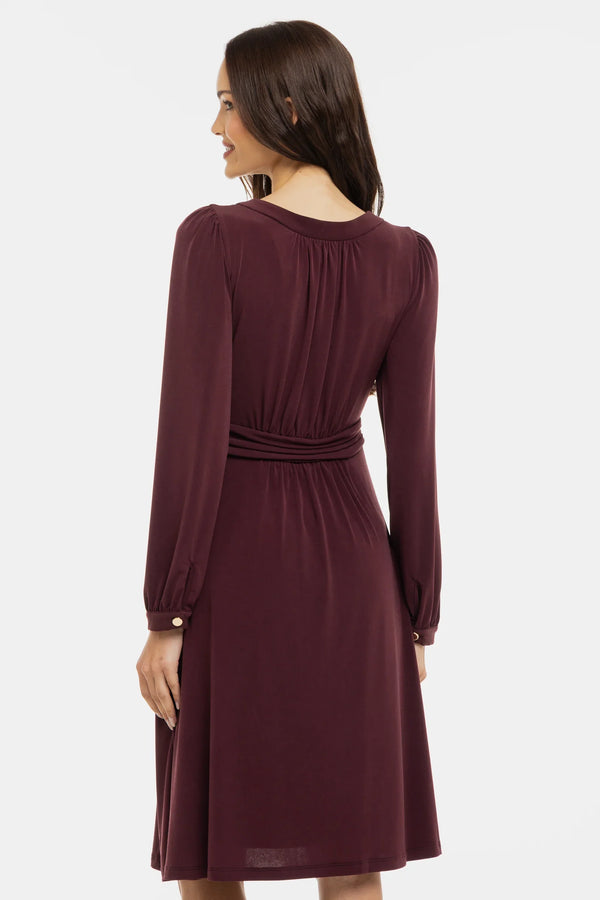 Elegantes Umstandskleid mit feinen Fältchen – Bordeauxrot