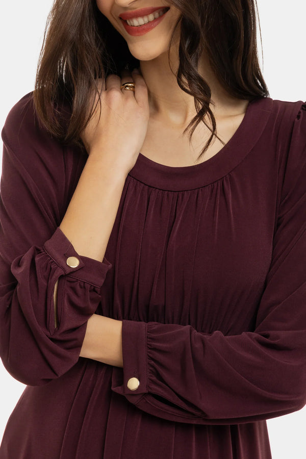 Elegantes Umstandskleid mit feinen Fältchen – Bordeauxrot