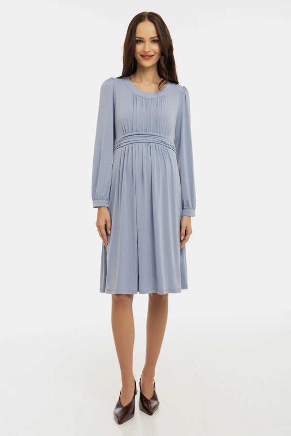 Elegantes Umstandskleid mit feinen Fältchen – Puderblau