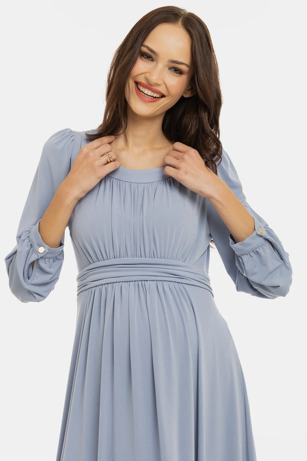 Elegantes Umstandskleid mit feinen Fältchen – Puderblau